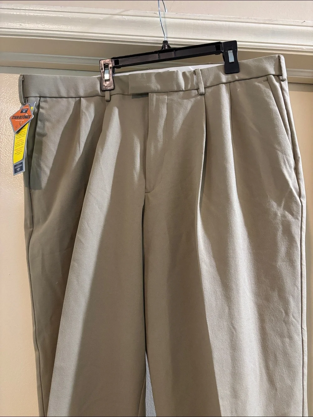 Dockers Men's Pleated Chinos in Light Khaki NWT 38x30